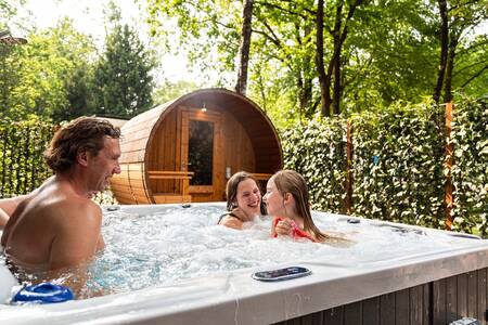 Familie im Spa einer Wellness-Unterkunft im Ferienpark Topparken Recreatiepark Beekbergen