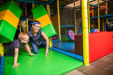 Spielende Kinder auf dem Indoor-Spielplatz des Topparken Recreatiepark 't Gelloo