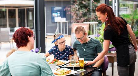 Familie beim Essen im Restaurant des Ferienparks Recreatiepark t Gelloo