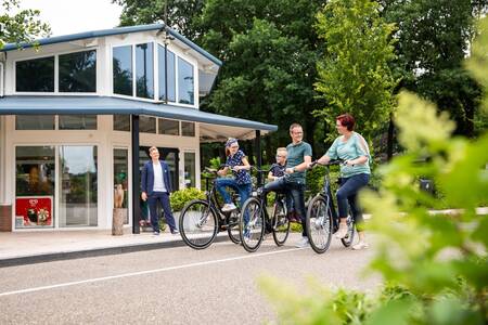 Menschen auf Fahrrädern an der Rezeption des Topparken Recreatiepark 't Gelloo