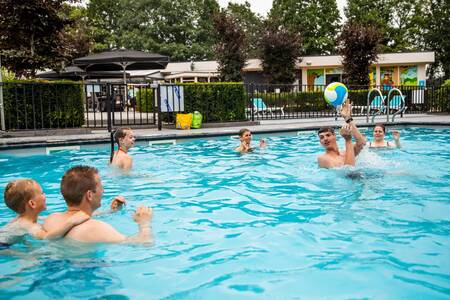 Menschen schwimmen im Freibad des Topparken Recreatiepark 't Gelloo