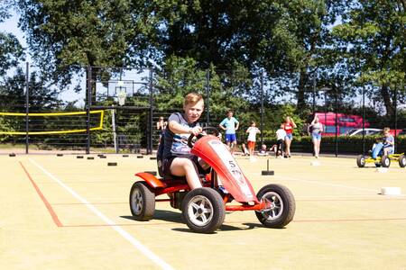 Kinder auf dem Spielfeld des Topparken Recreatiepark 't Gelloo