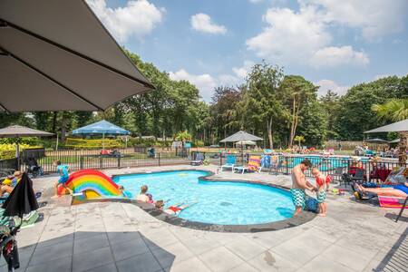 Kinder im Planschbecken mit Rutsche im Ferienpark Topparken Landgoed de Scheleberg