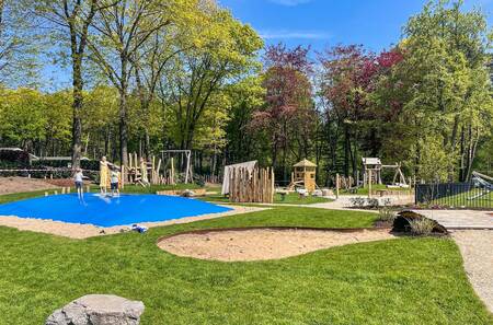 Großer Spielplatz mit Lufttrampolin im Ferienpark Topparken Landgoed de Scheleberg