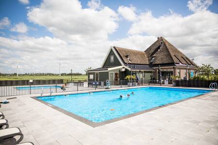 Im Freibad mit Planschbecken des Ferienparks Topparken Park Westerkogge wird geschwommen