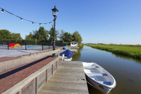 Boote an einem Steg im Ferienpark Topparken Park Westerkogge