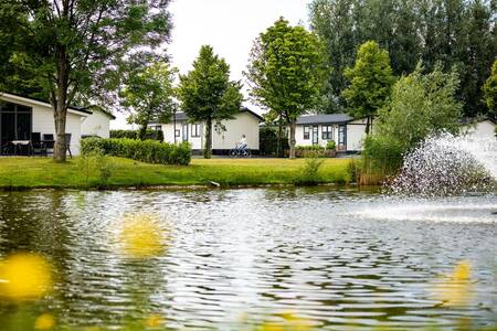 Chalets an einem Teich im Topparken Recreatiepark het Esmeer