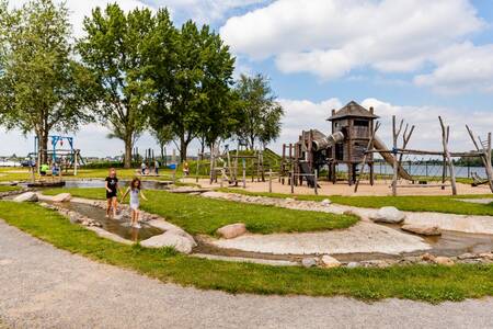 Großer Spielplatz am Esmeer im Topparken Recreatiepark het Esmeer