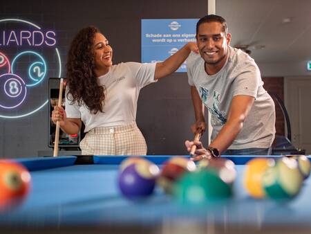 Leute, die im Spielzimmer des Topparken Recreatiepark het Esmeer Billard spielen