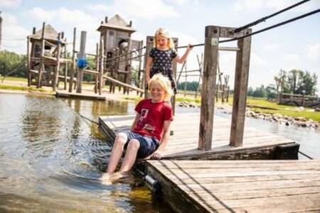 Kinder spielen auf dem Wasserspielplatz des Topparken Recreatiepark het Esmeer