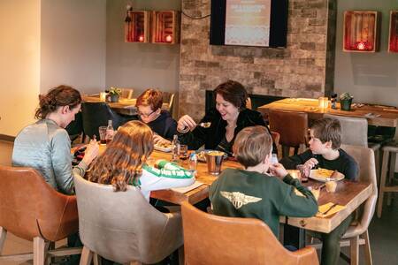 Familie beim Essen im Restaurant des Ferienparks Topparken Residence Lichtenvoorde