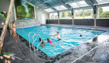 Menschen schwimmen im Hallenbad des Ferienparks Topparken Residence Lichtenvoorde