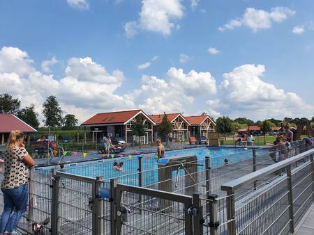 Menschen am Freibad des Ferienparks Topparken Residence Lichtenvoorde