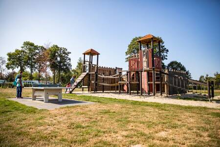 Große Spielgeräte auf einem Spielplatz im Ferienpark Topparken Residence Lichtenvoorde