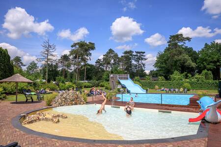 Kinder schwimmen draußen im Planschbecken des Ferienparks Topparken Resort Veluwe