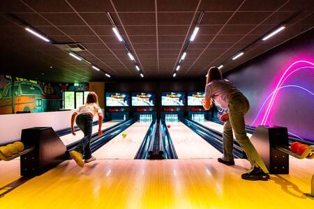 Bowling für Kinder auf der Bowlingbahn des Ferienparks Topparken Resort Veluwe