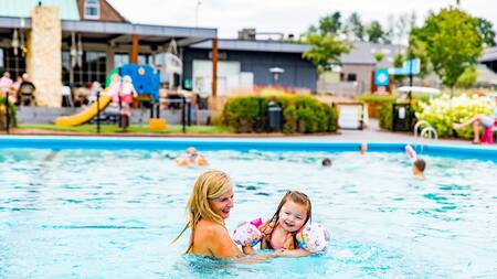 Menschen schwimmen im Außenpool des Ferienparks Topparken Résidence Valkenburg