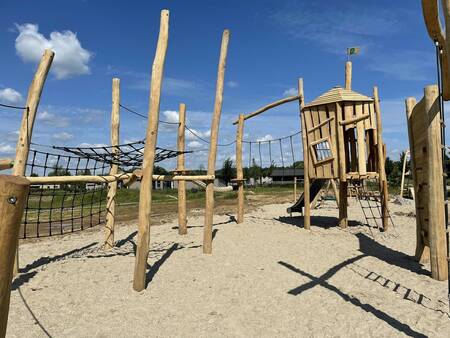 Spielplatz mit Holzspielgeräten im Ferienpark Topparken Résidence Valkenburg