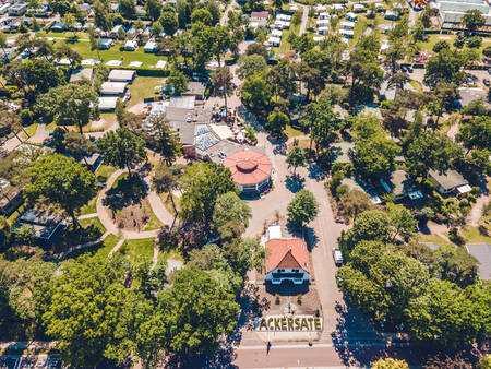 Luftaufnahme der Ferienhäuser im Ferienpark Ackersate