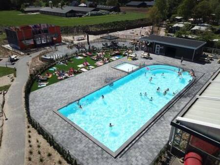 Luftaufnahme von Menschen im Freibad des Ferienparks Ackersate