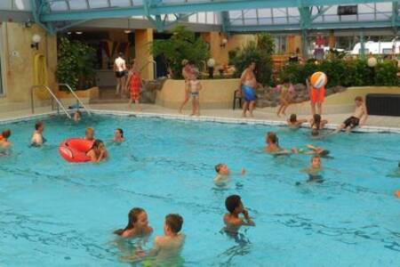 Menschen schwimmen im Hallenbad des Ferienparks Ackersate