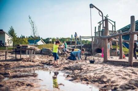 Kinder spielen auf dem Spielplatz des Ferienparks Ackersate