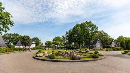 Ferienhäuser an einem Kreisverkehr im Ferienpark Villapark Hof van Salland