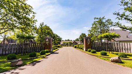 Der Parkeingang des Ferienparks Villapark Hof van Salland