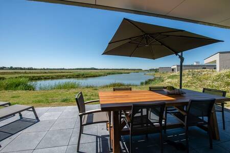 Terrasse einer Luxusvilla bei Z'andvillas De Groote Duynen