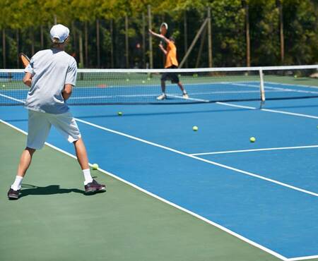 Spielen Sie Tennis auf dem Tennisplatz des Bungalowparks Campanula