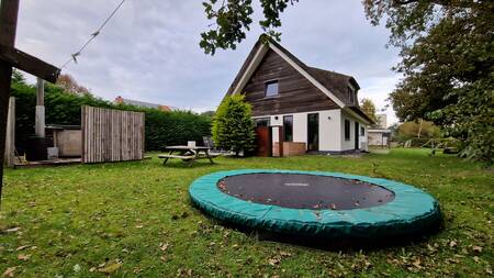 Trampolin im Garten einer Familienvilla im Bungalowpark 't Hoogelandt