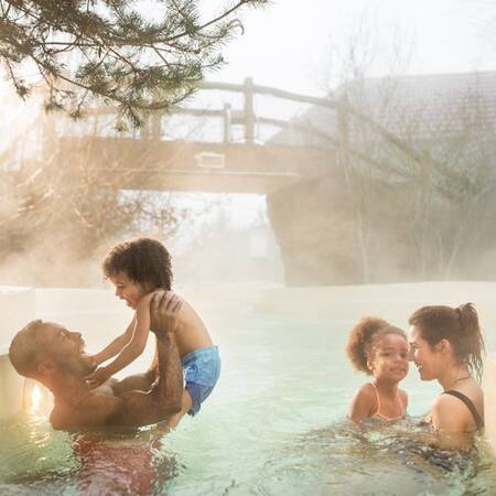 Genießen Sie den Außenpool des Aqua Mundo im Center Parcs Le Lac d'Ailette