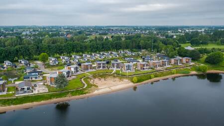 Luftaufnahme der Ferienhäuser im Ferienpark EuroParcs Aan de Maas