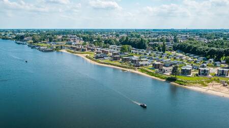 Luftaufnahme von Ferienhäusern am Wasser im Ferienpark EuroParcs Aan de Maas