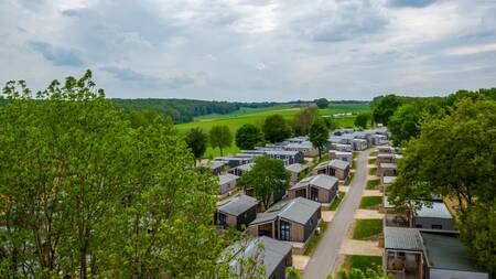 Luftaufnahme der Chalets im Ferienpark EuroParcs Gulperberg in Süd-Limburg