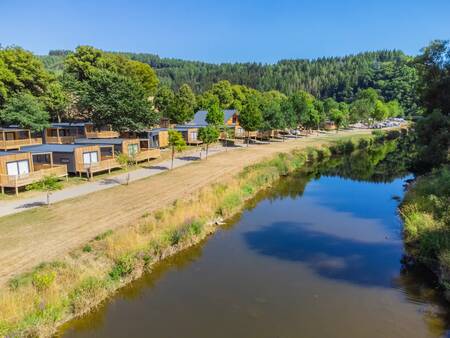 Chalets entlang des Flusses Our im Ferienpark Europarcs Kohnenhof