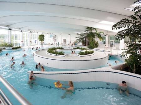 Die Leute schwimmen im Hallenbad des Aquacentre von Landal Village l'Eau d'Heure