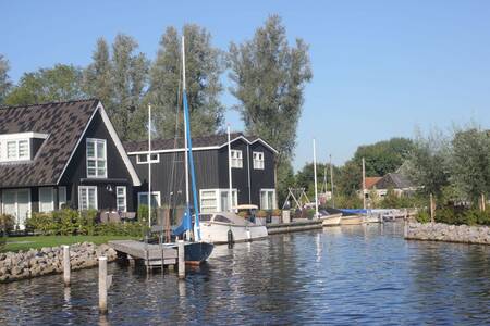 Ferienhaus mit Steg im Ferienpark Landal Waterpark Oan'e Poel