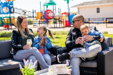 terras bij speeltuin